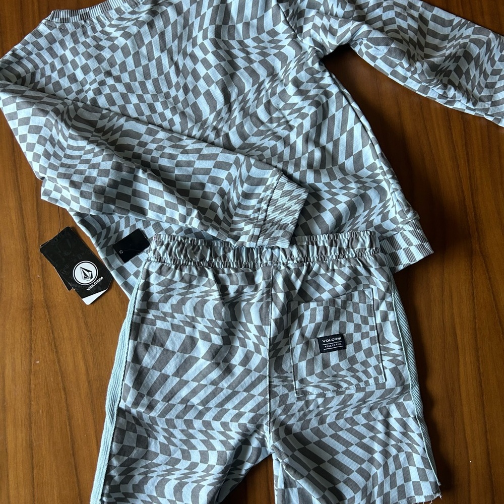 Volcom boys Gray Chevron Set